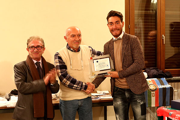 Presidente Inter Club di Calo^ premia Nizzolo con una targa (Foto Kia Castelli)